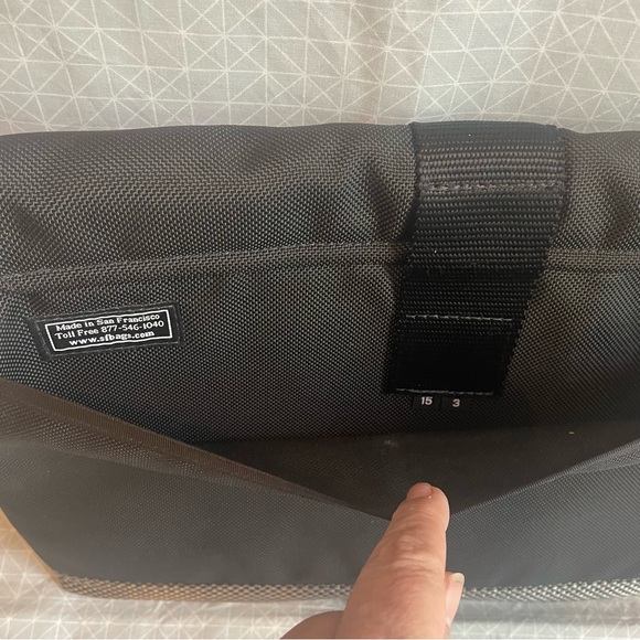 Waterfield San Francisco Padded Laptop Messenger Bag - Picture 5 of 9